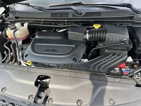 Used 2021 Chrysler Pacifica Limited AWD/4WD image 9