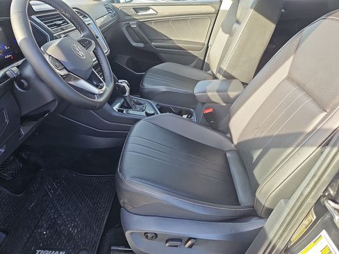 Certified 2022 Volkswagen Tiguan SE image 32