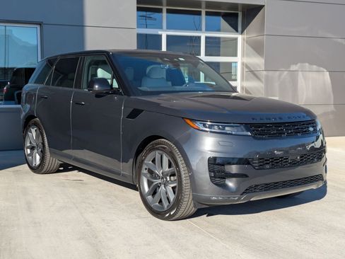Used 2025 Land Rover Range Rover Sport SE image 3