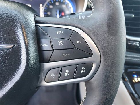 Used 2024 Chrysler Pacifica Limited w/ Uconnect Theater Family Group image 13