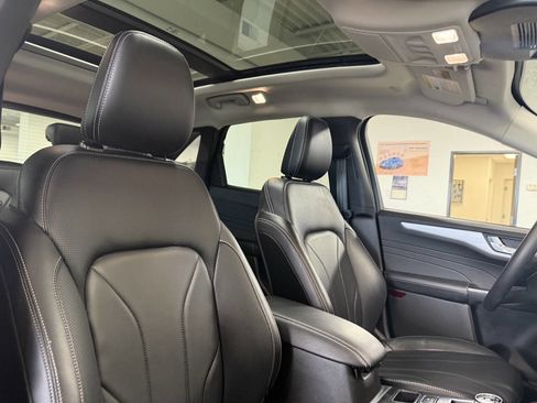 Used 2025 Ford Escape Platinum w/ Premium Technology Package image 32