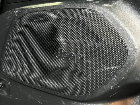 Used 2022 Jeep Cherokee Latitude w/ Sun & Sound Group image 11