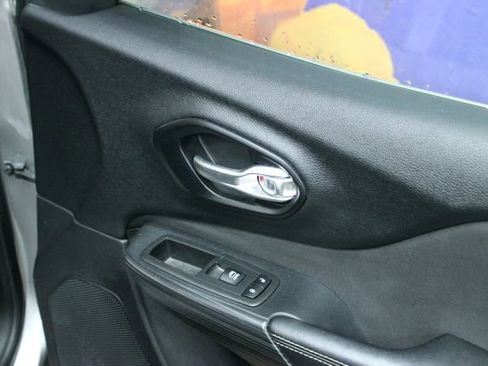 Used 2016 Jeep Cherokee Latitude w/ Comfort & Convenience Group image 11