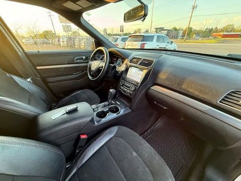Used 2018 Ford Explorer XLT w/ Equipment Group 202A AWD/4WD image 20