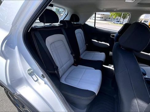 Used 2023 Hyundai Venue SEL FWD image 27