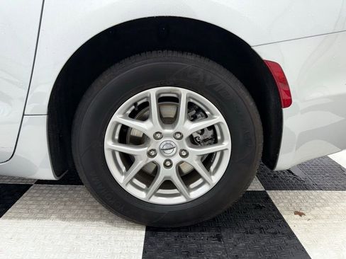 Used 2024 Chrysler Pacifica Touring-L image 11