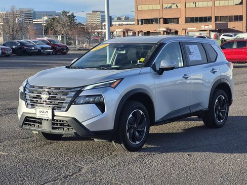 Used 2024 Nissan Rogue SV image 4