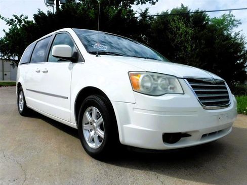 Used 2009 Chrysler Town & Country Touring image 3