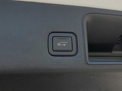 Used 2024 GMC Terrain SLT AWD/4WD image 11