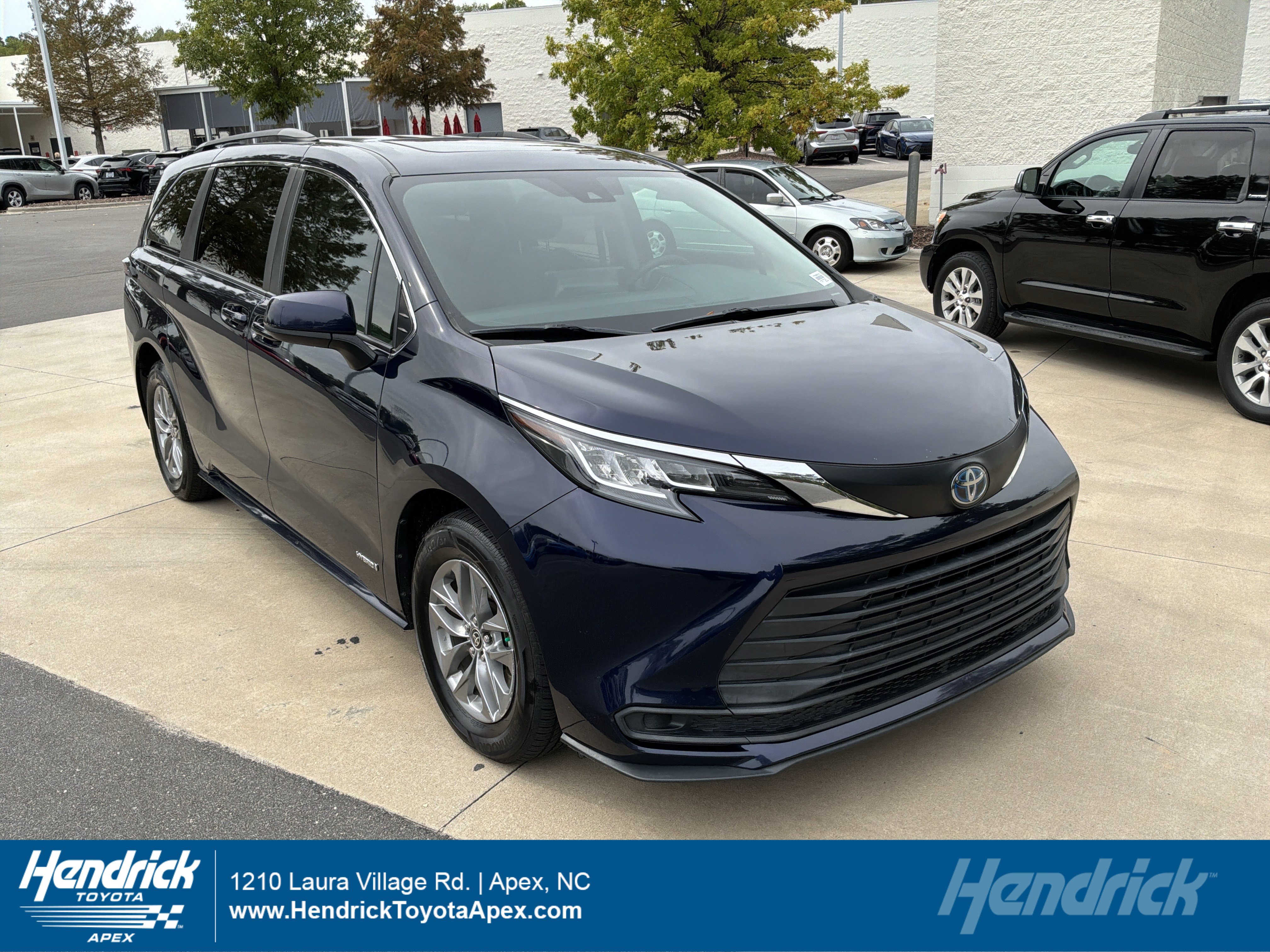 Used 2021 Toyota Sienna LE w/ LE Plus Package AWD/4WD image 1