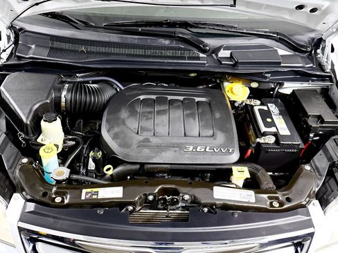 Used 2014 Chrysler Town & Country Touring image 46