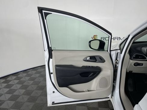 Used 2024 Chrysler Pacifica Touring-L FWD image 32