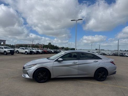 Used 2021 Hyundai Elantra SEL w/ Convenience Package FWD image 11