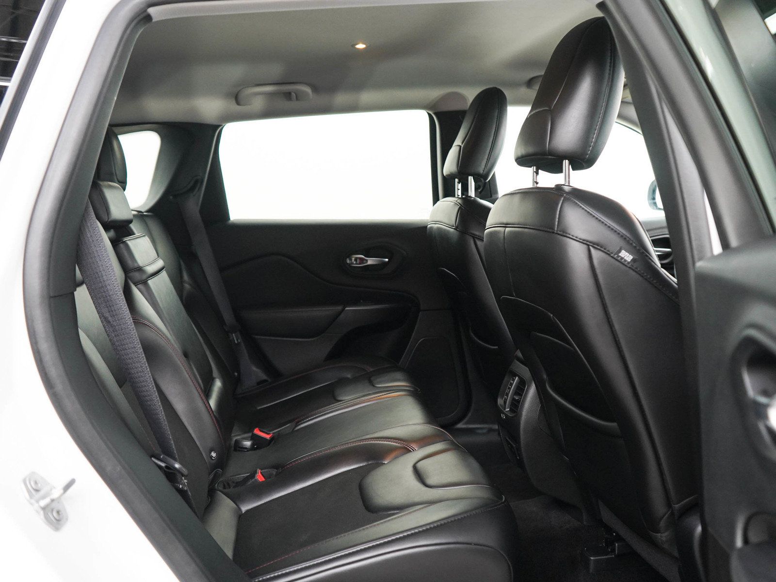 Used 2019 Jeep Cherokee Trailhawk w/ Cold Weather Group AWD/4WD image 12