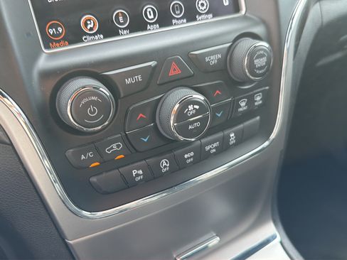Used 2018 Jeep Grand Cherokee Laredo RWD image 25