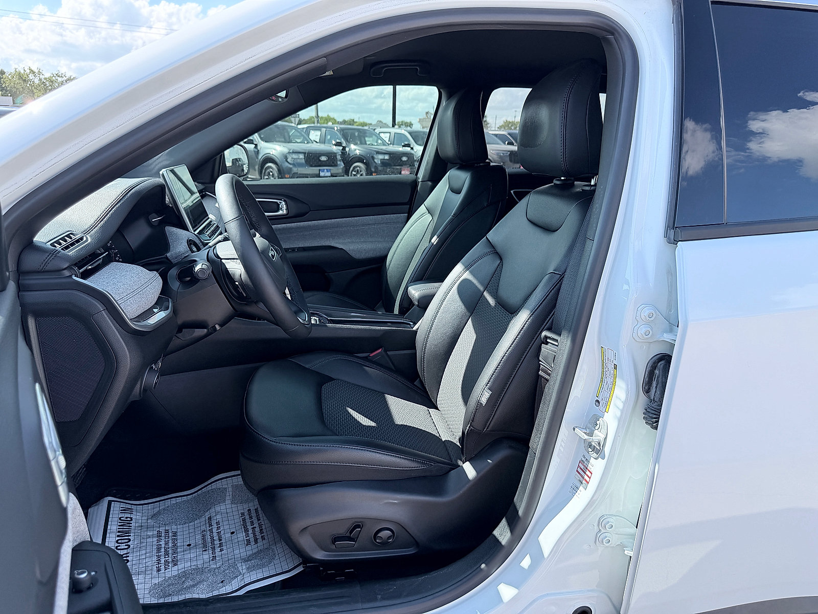 Used 2024 Jeep Compass Latitude w/ Convenience Group AWD/4WD image 21
