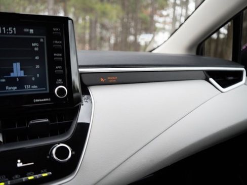 Used 2022 Toyota Corolla LE image 23