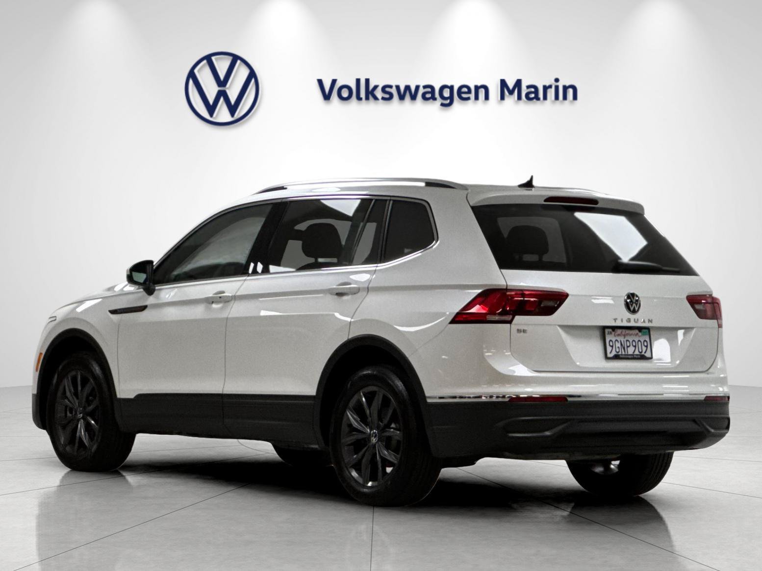 Used 2024 Volkswagen Tiguan SE R-Line AWD/4WD image 3