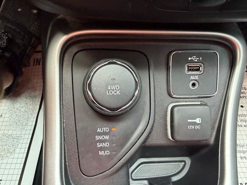 Used 2020 Jeep Compass Latitude w/ Cold Weather Group AWD/4WD image 23