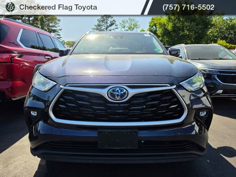 Used 2021 Toyota Highlander XLE AWD/4WD image 2