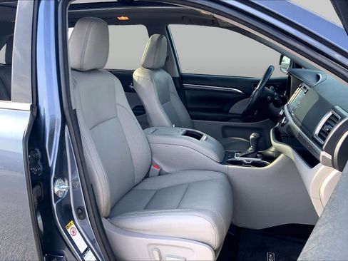 Used 2018 Toyota Highlander Limited Platinum AWD/4WD image 9