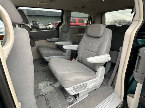 Used 2009 Chrysler Town & Country Touring image 29