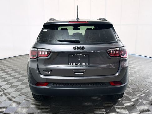 Used 2023 Jeep Compass Latitude AWD/4WD image 4