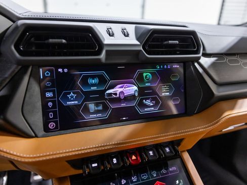 Used 2025 Lamborghini Urus SE image 42