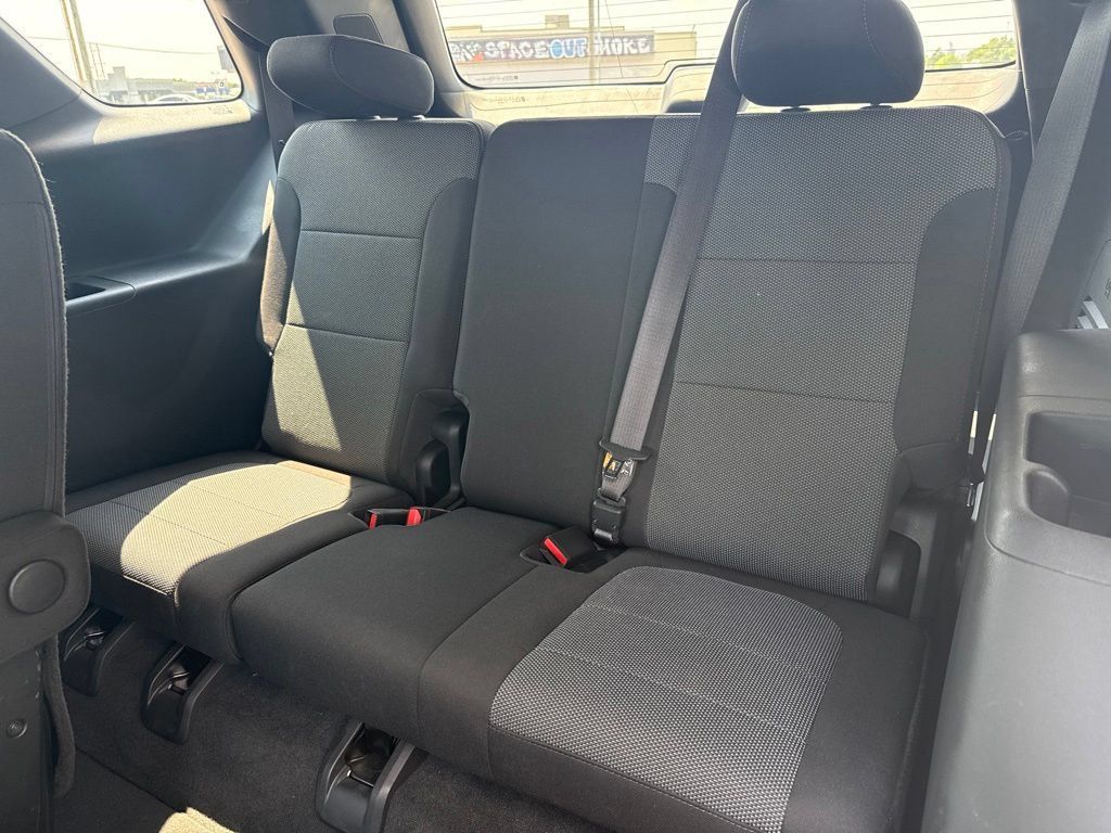Used 2023 Chevrolet Traverse LT FWD image 17