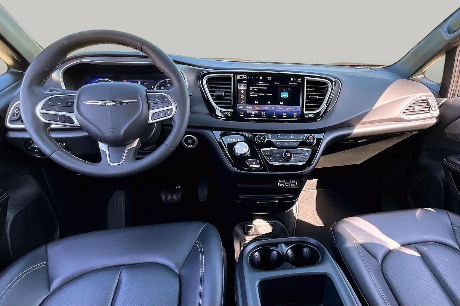 Used 2025 Chrysler Pacifica Select FWD image 12