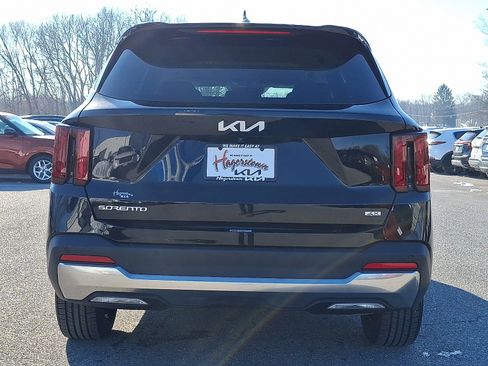 Used 2024 Kia Sorento S image 5