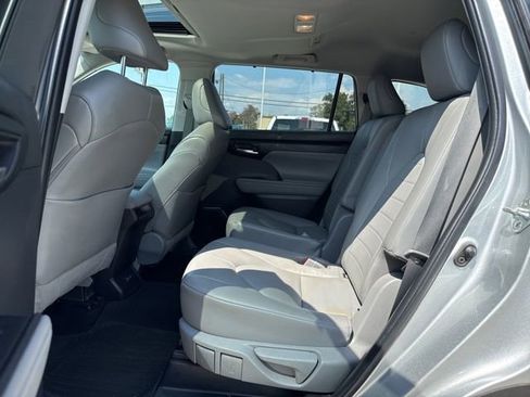 Used 2022 Toyota Highlander XLE image 16