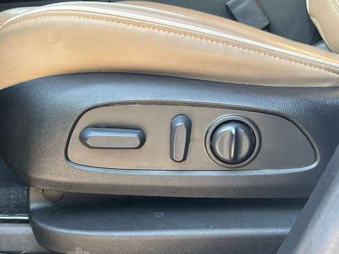 Used 2023 Chevrolet Traverse Premier FWD image 28