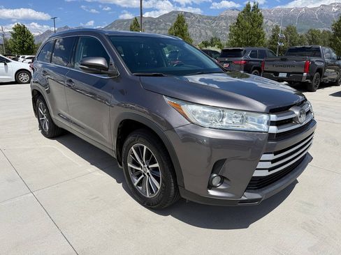 Used 2019 Toyota Highlander XLE AWD/4WD image 9