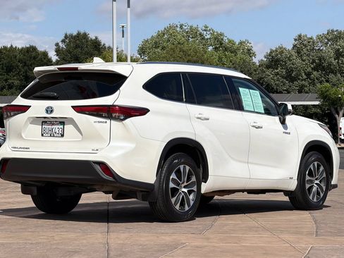 Used 2021 Toyota Highlander XLE AWD/4WD image 4