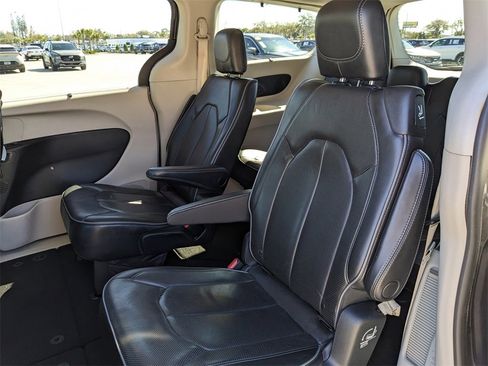 Used 2017 Chrysler Pacifica Limited image 21