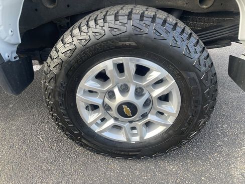 Used 2024 Chevrolet Silverado 2500 LT w/ Convenience Package image 4