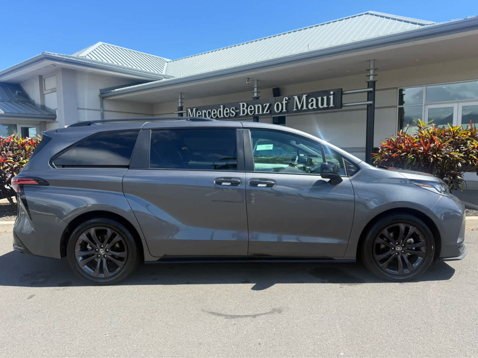 Used 2025 Toyota Sienna XSE FWD image 2