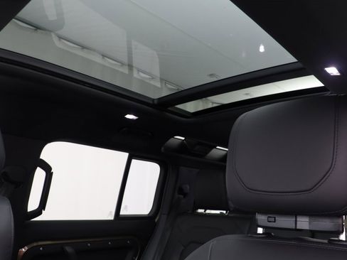 New 2024 Land Rover Defender 110 SE image 14