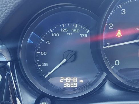 Used 2025 Porsche Macan image 9