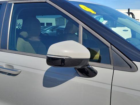 Used 2024 Kia Carnival EX FWD image 9