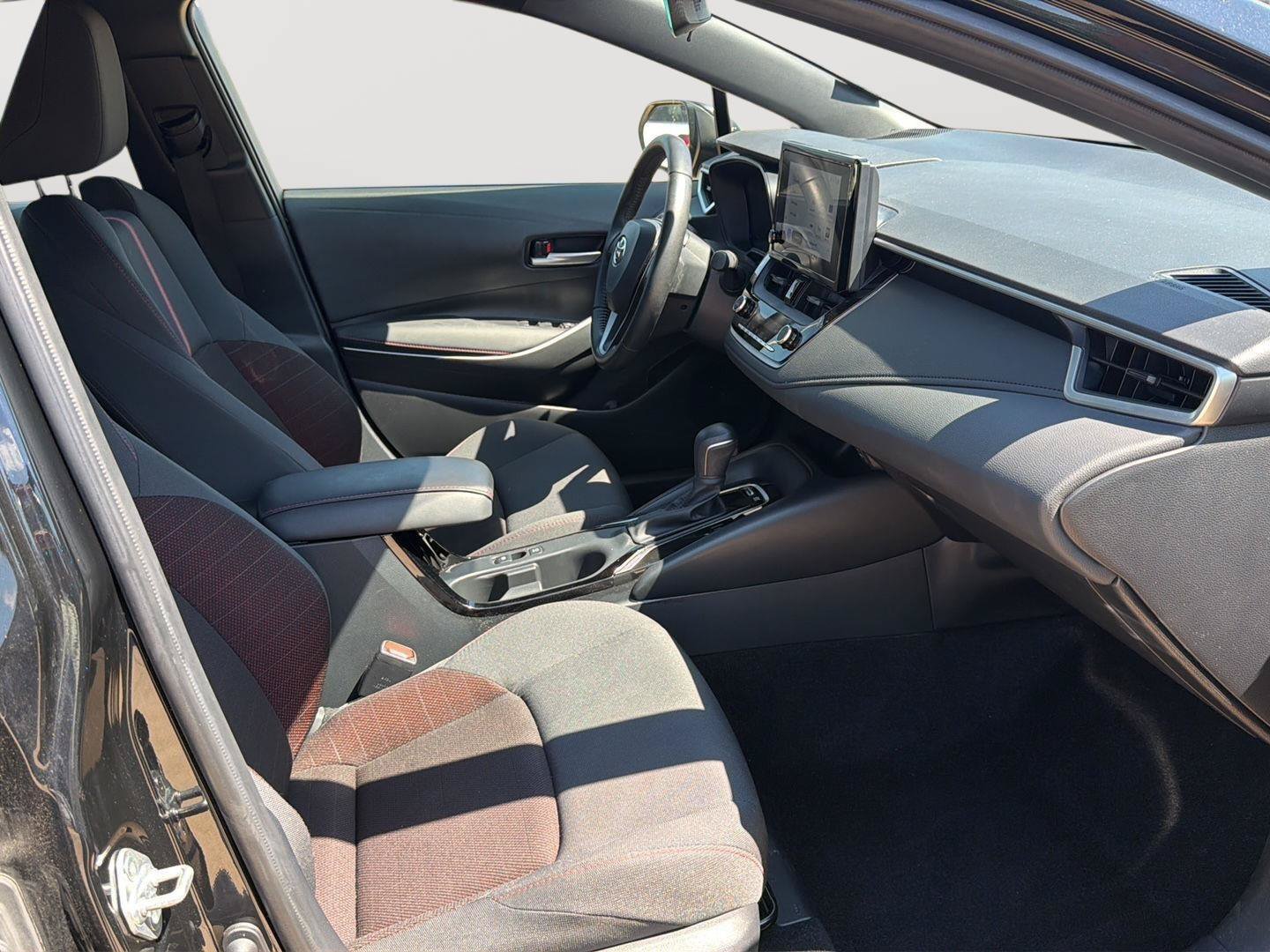 Used 2025 Toyota Corolla SE FWD image 13