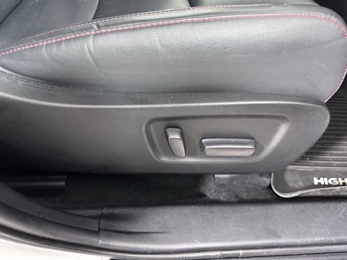 Used 2019 Toyota Highlander SE image 12