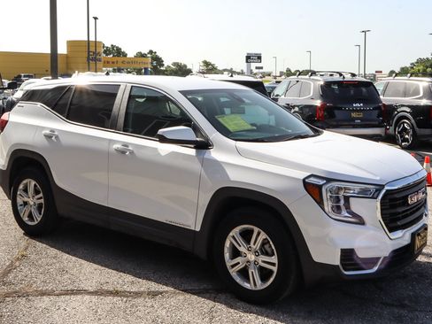 Used 2024 GMC Terrain SLE FWD image 3