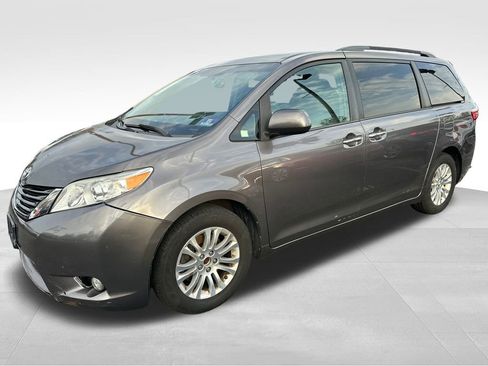 Used 2017 Toyota Sienna XLE image 4