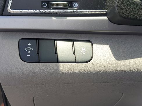 Used 2017 Hyundai Elantra SE image 14