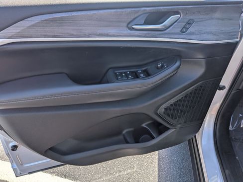 Used 2023 Jeep Grand Cherokee L Limited w/ Black Appearance Package image 10