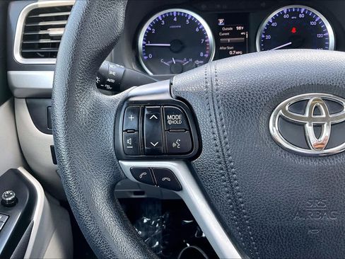 Used 2018 Toyota Highlander LE FWD image 23