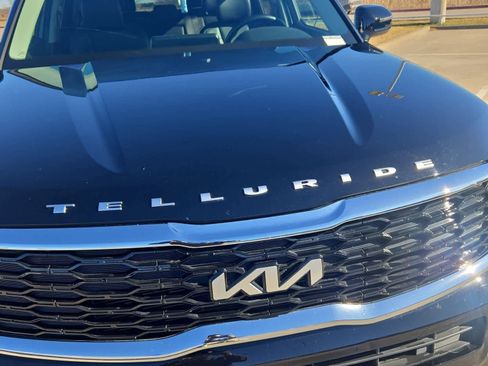 Certified 2022 Kia Telluride LX image 11