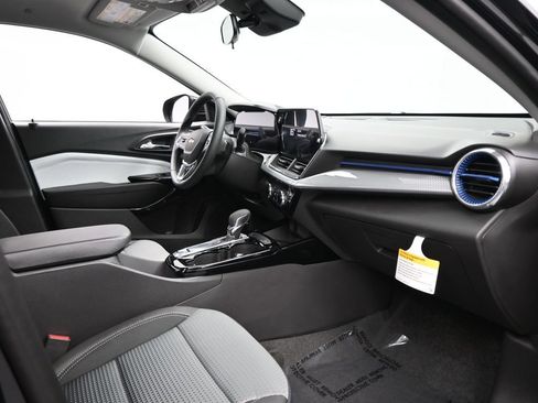 Used 2026 Chevrolet Trax LT w/ Sunroof Package FWD image 11